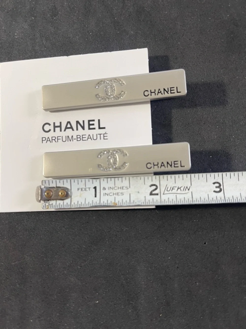 Set of 2 CHANEL BEAUTE Silver Tone CC Barrette Hair Clips Embezzled NEW - Picture 4 of 5